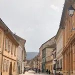 Voya Nordic Apartment-a Luxury Oasis In The Old Town Brašov