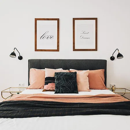 Voya Nordic Apartment-a Luxury Oasis In The Old Town דירה בראשוב