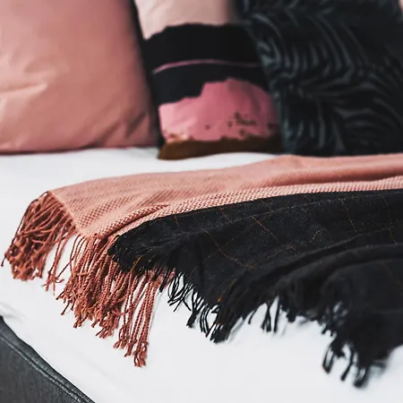 Voya Nordic Apartment-a Luxury Oasis In The Old Town דירה בראשוב